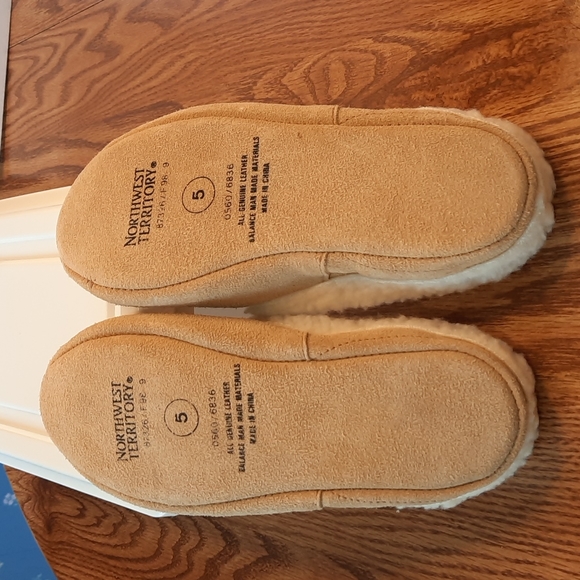 Northwest Territory slip-ons slippers - Picture 2 of 5